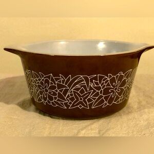 Vintage PYREX 1 L casserole dish. 473-B Woodlands Treasures with white design.